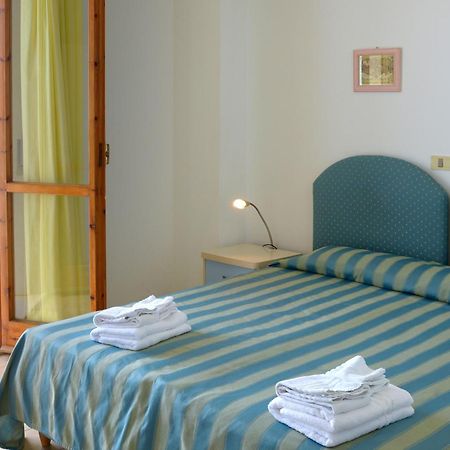 Hotel Embassy Pesaro Bagian luar foto