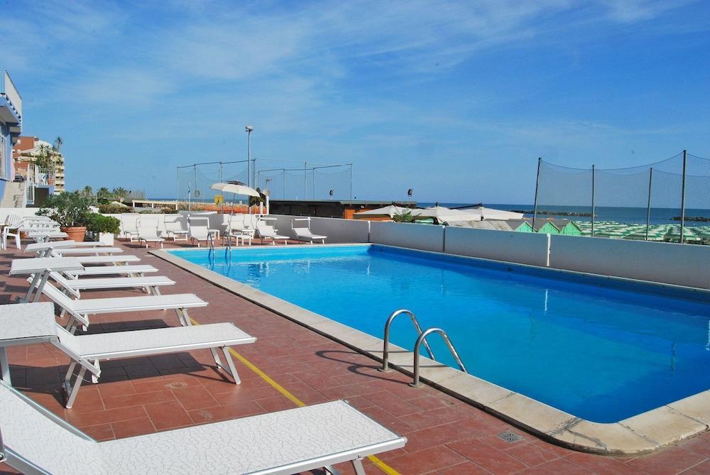 Hotel Embassy Pesaro Bagian luar foto