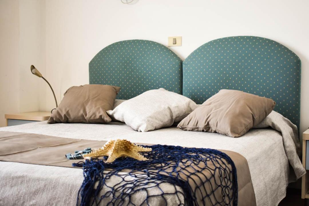 Hotel Embassy Pesaro Bagian luar foto