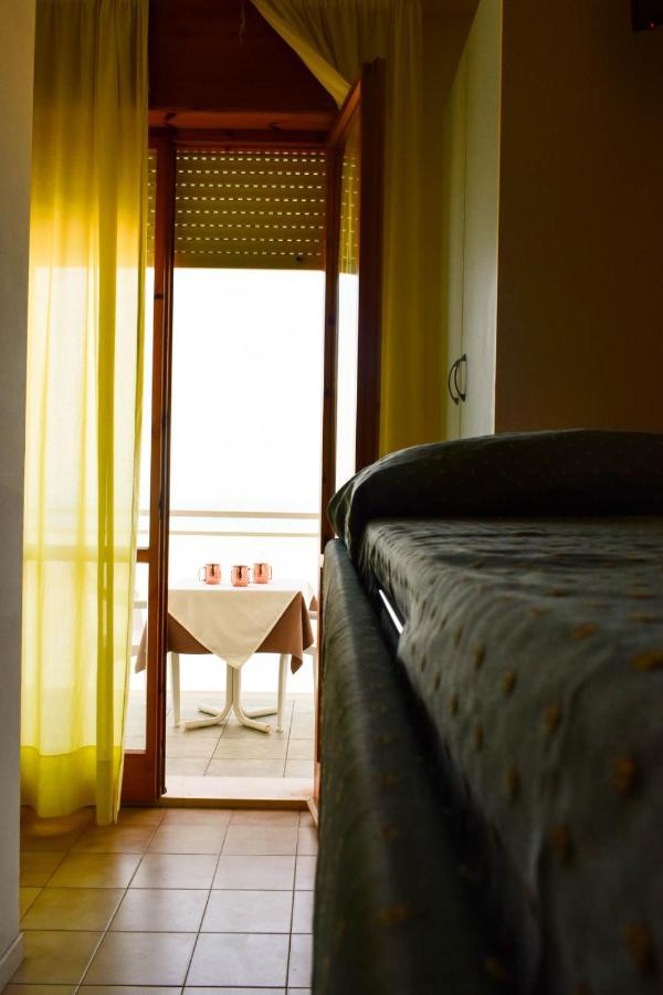 Hotel Embassy Pesaro Bagian luar foto