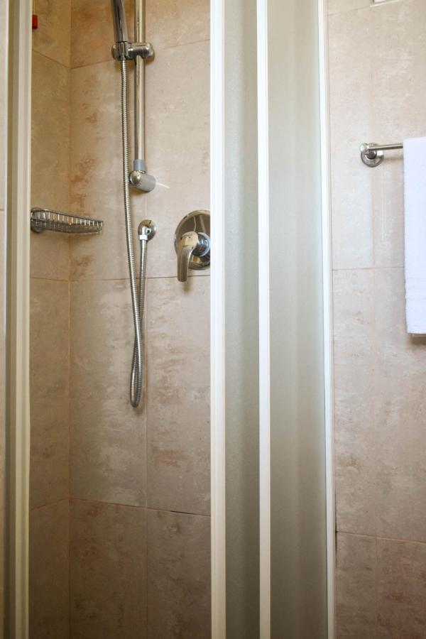 Hotel Embassy Pesaro Bagian luar foto