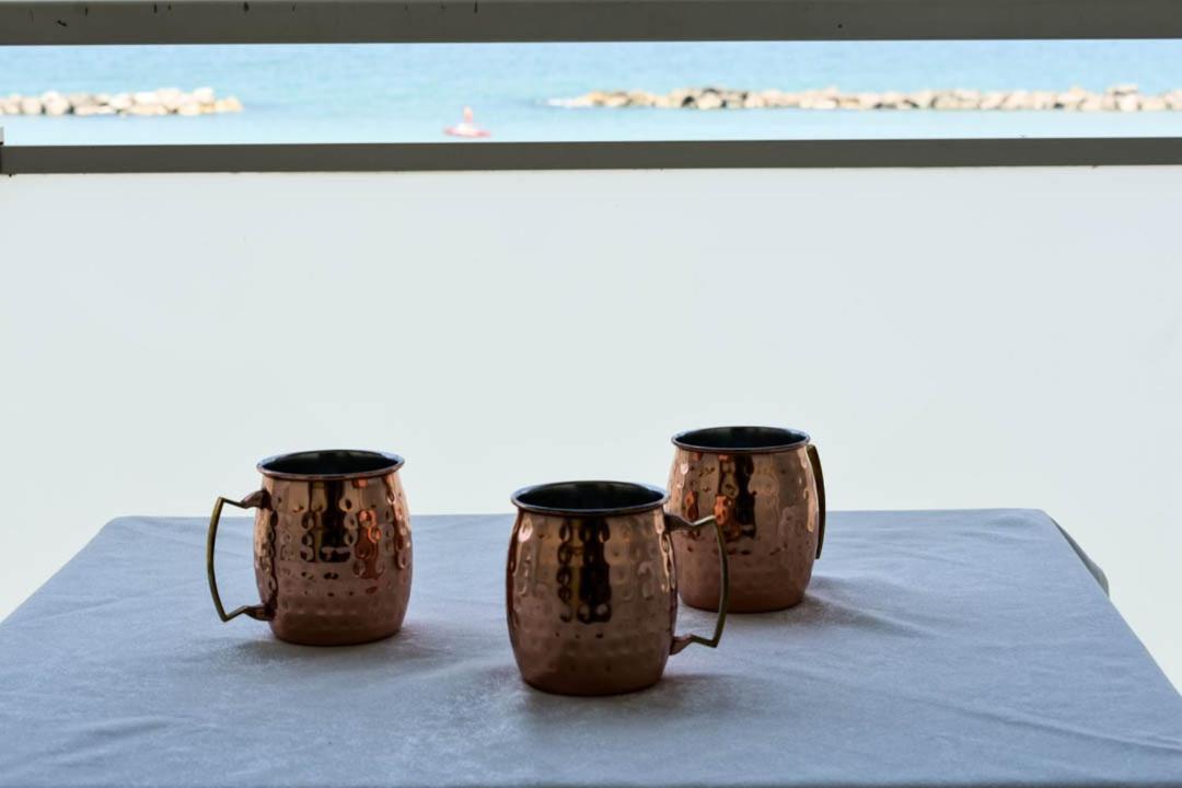 Hotel Embassy Pesaro Bagian luar foto