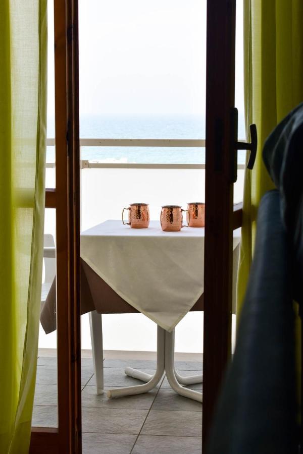 Hotel Embassy Pesaro Bagian luar foto