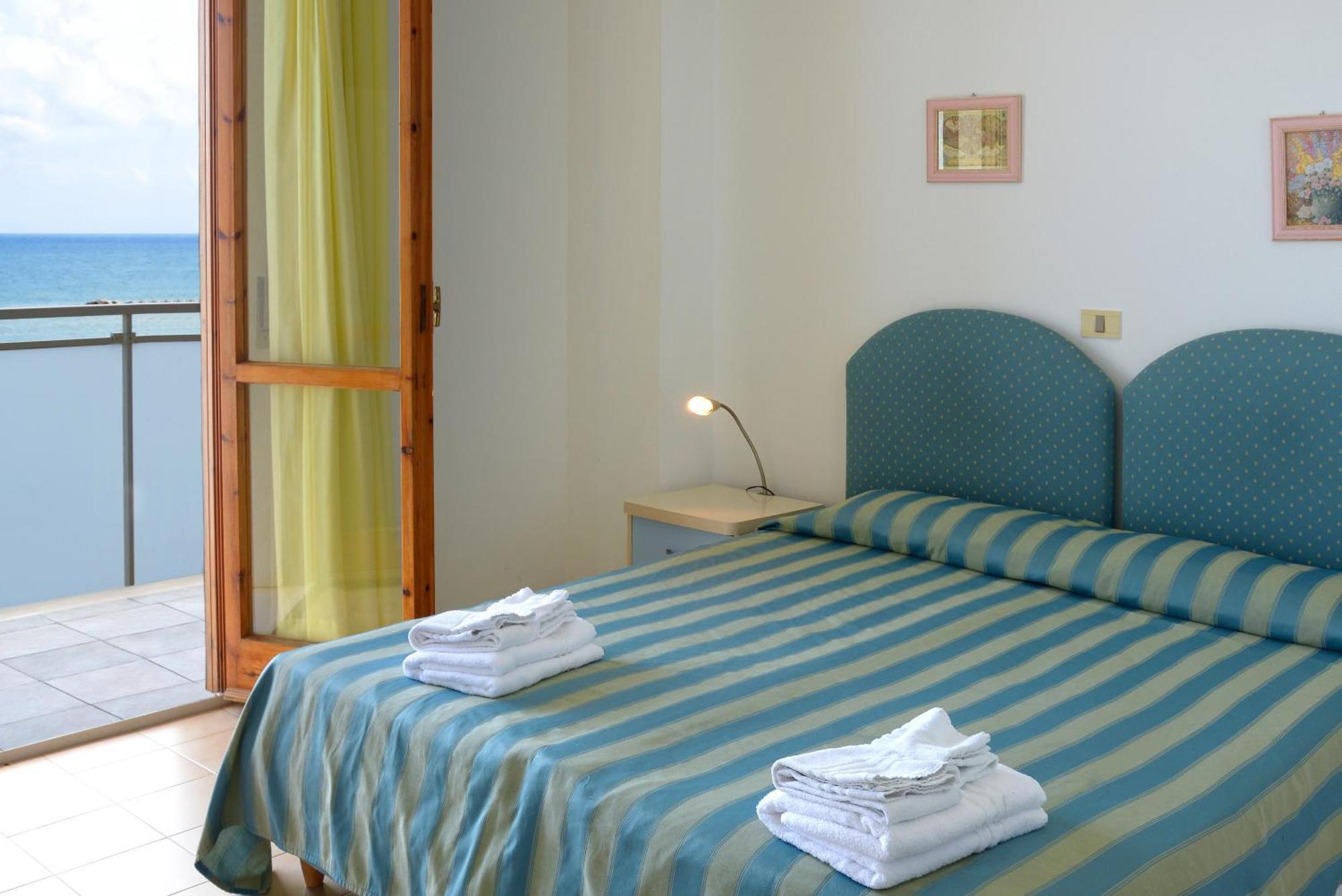 Hotel Embassy Pesaro Bagian luar foto