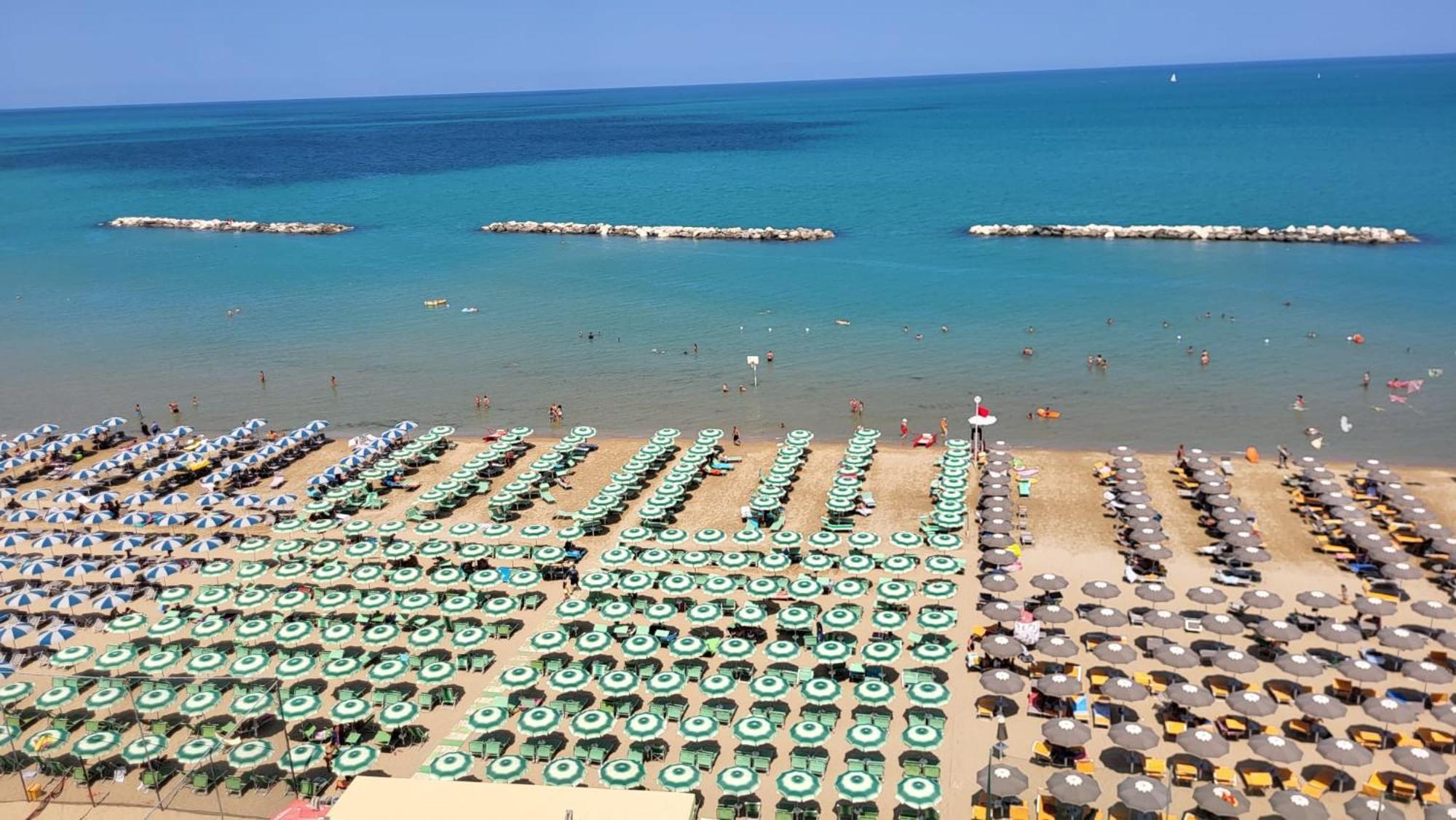 Hotel Embassy Pesaro Bagian luar foto