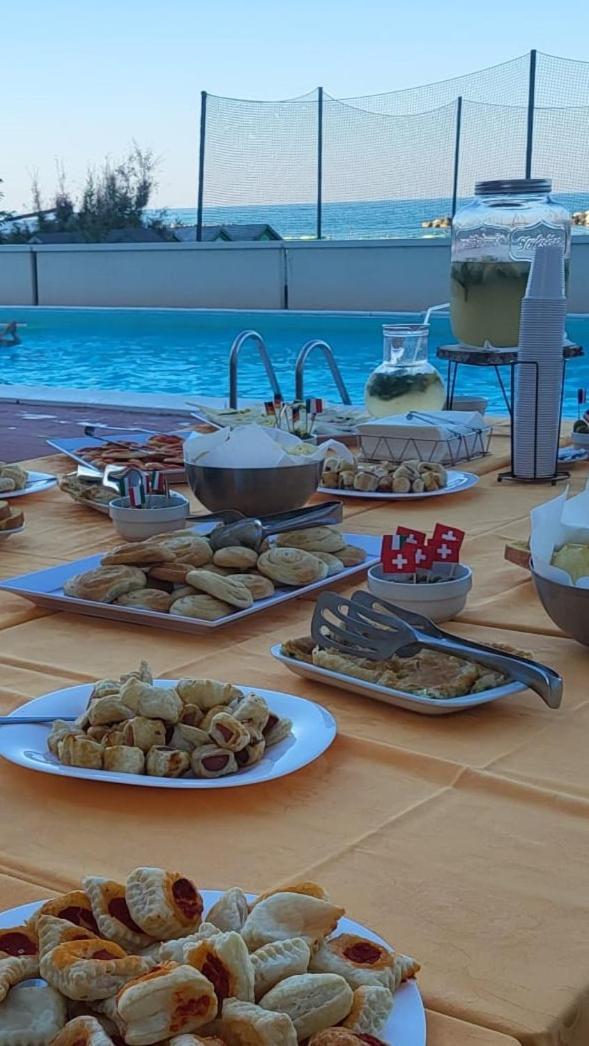 Hotel Embassy Pesaro Bagian luar foto