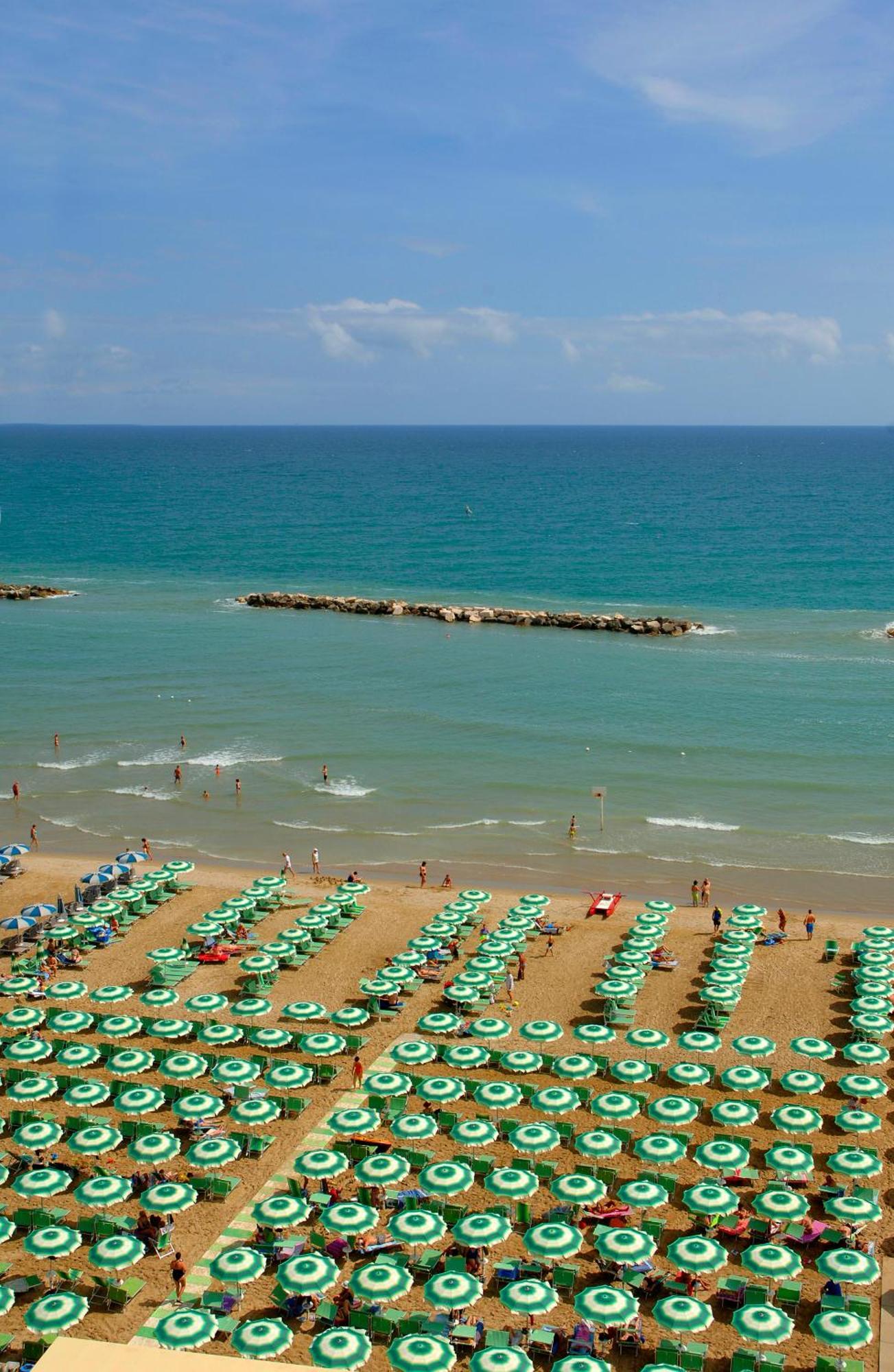 Hotel Embassy Pesaro Bagian luar foto