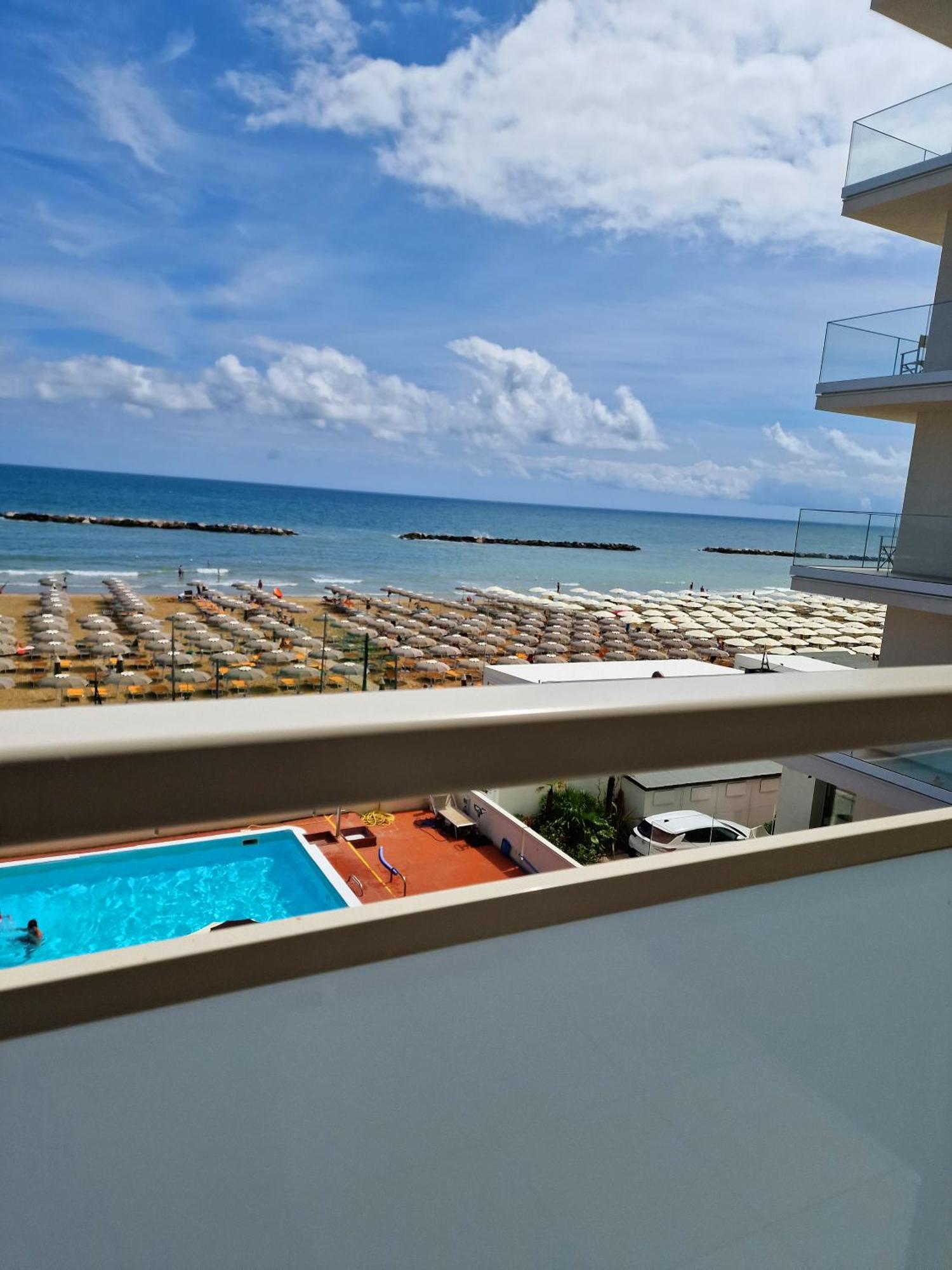 Hotel Embassy Pesaro Bagian luar foto