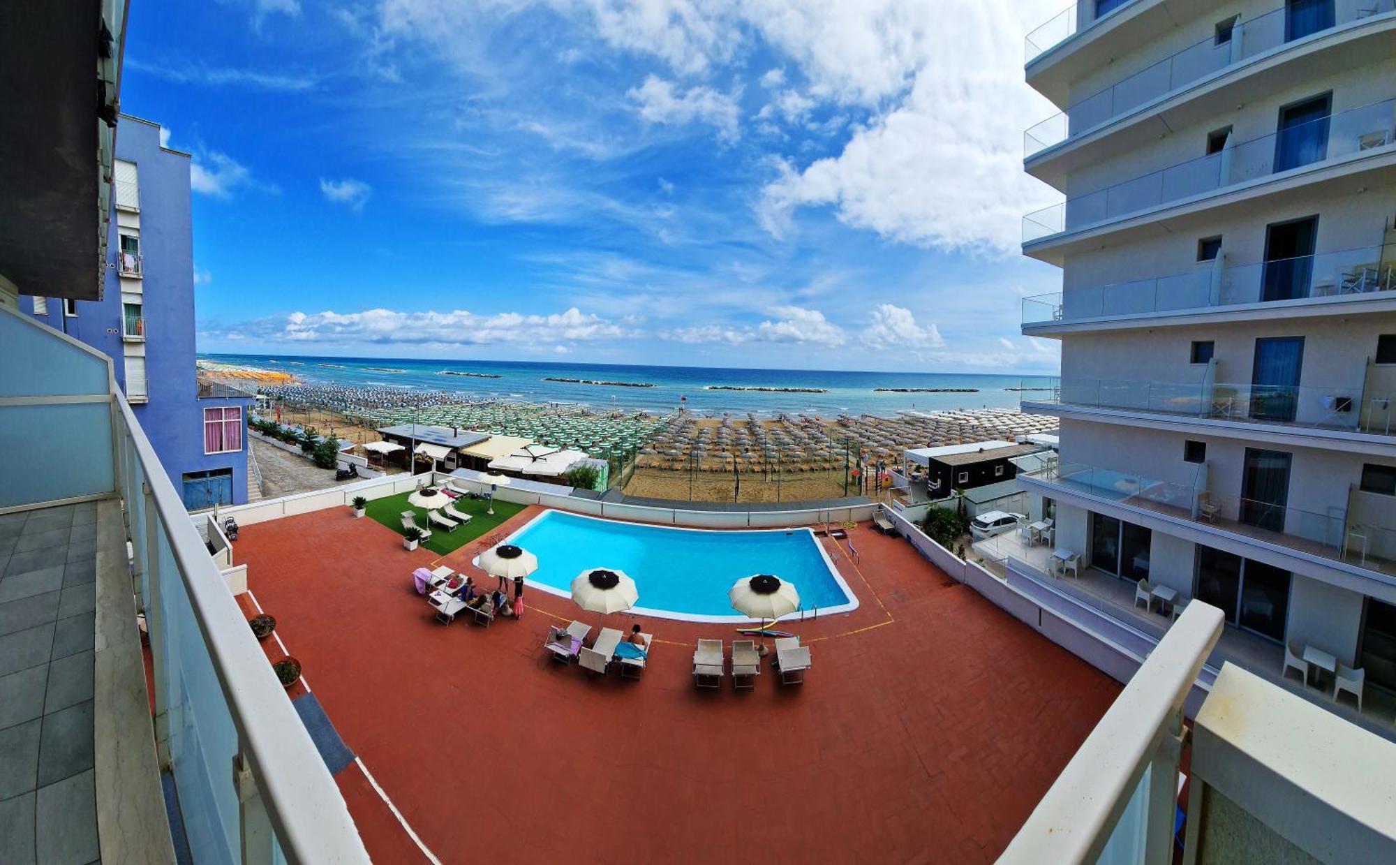 Hotel Embassy Pesaro Bagian luar foto