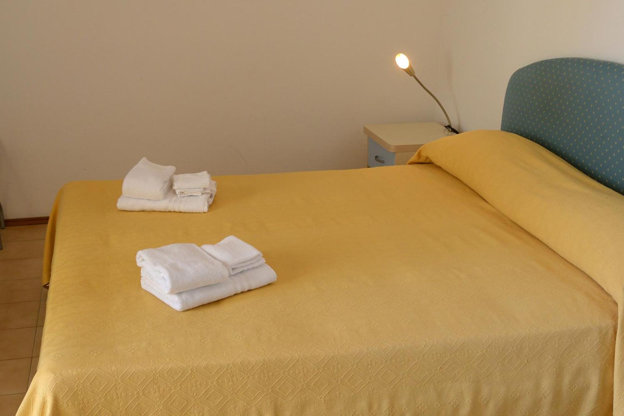 Hotel Embassy Pesaro Bagian luar foto