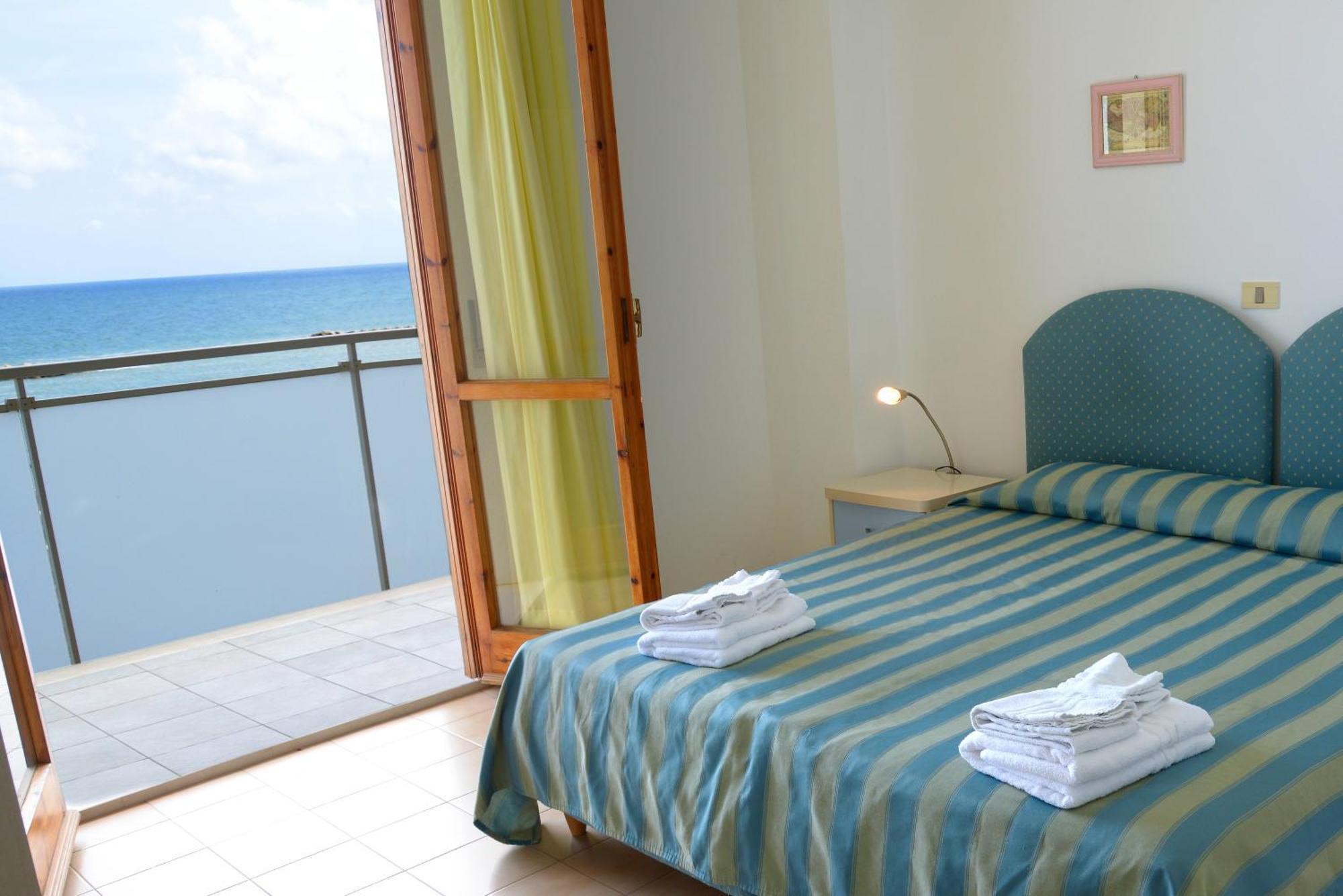 Hotel Embassy Pesaro Bagian luar foto