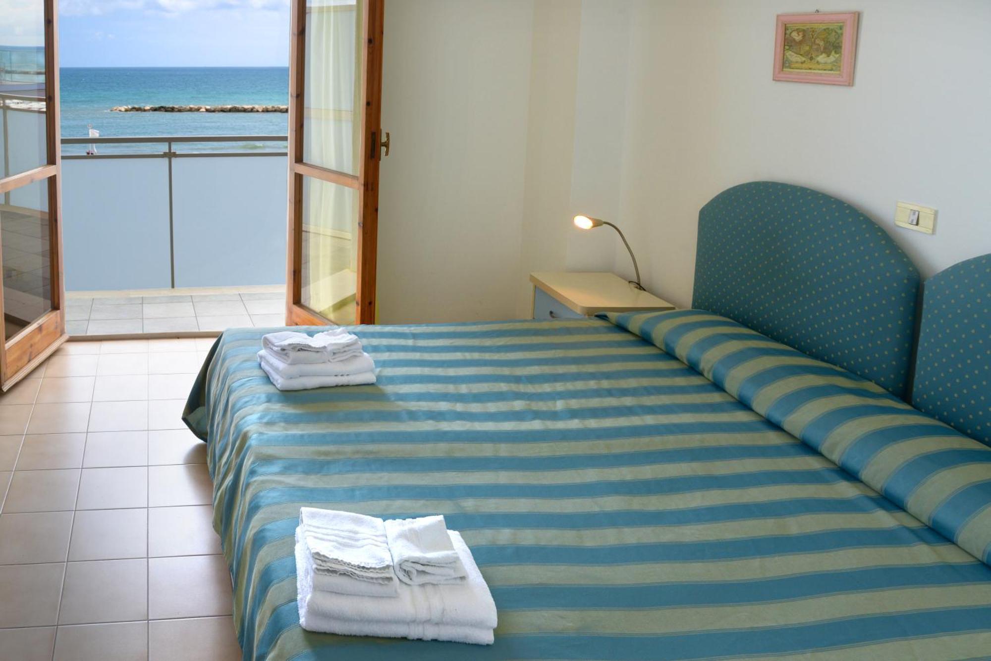 Hotel Embassy Pesaro Bagian luar foto