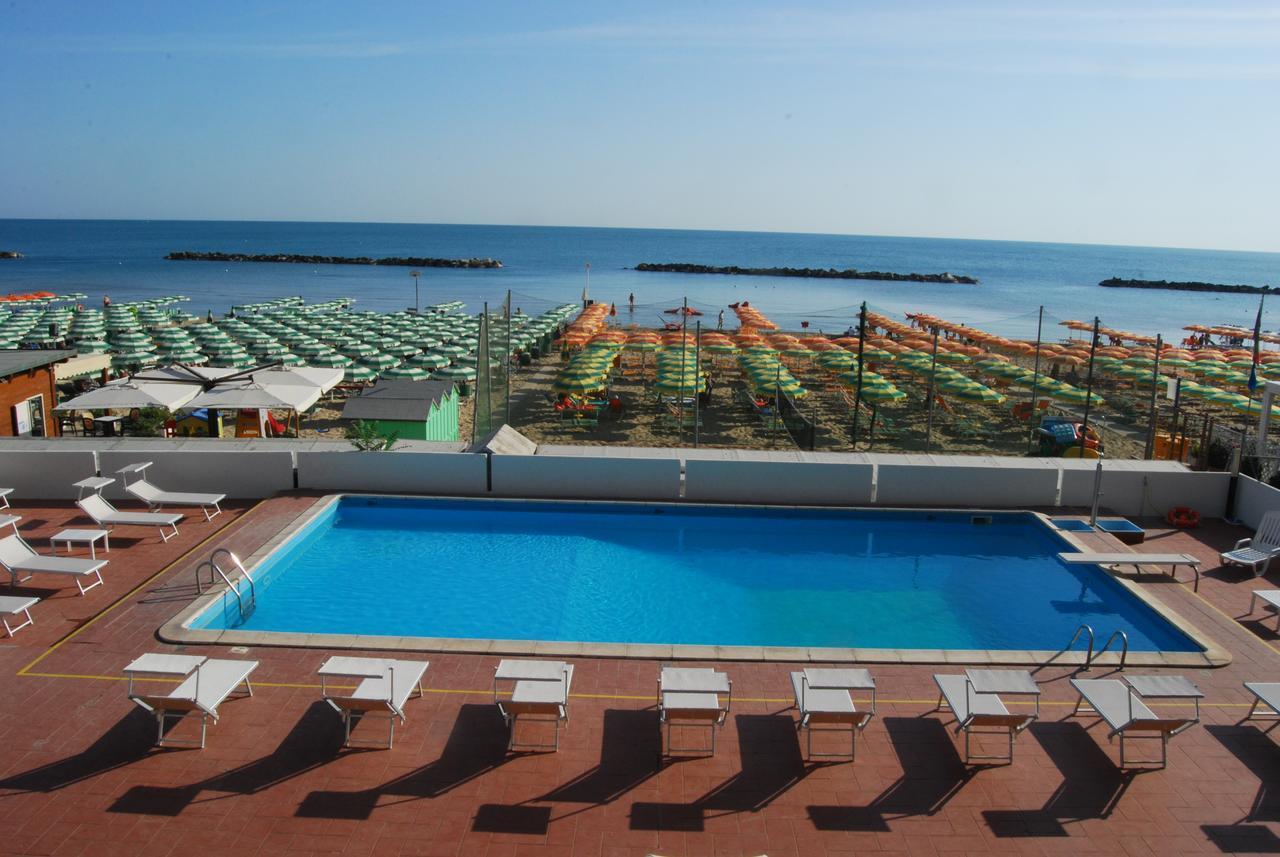 Hotel Embassy Pesaro Bagian luar foto