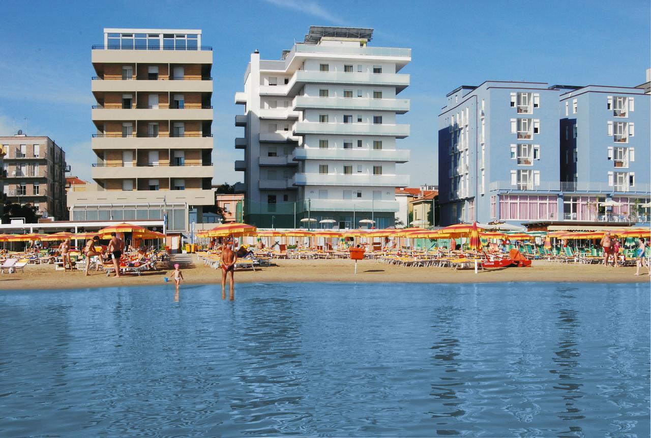 Hotel Embassy Pesaro Bagian luar foto