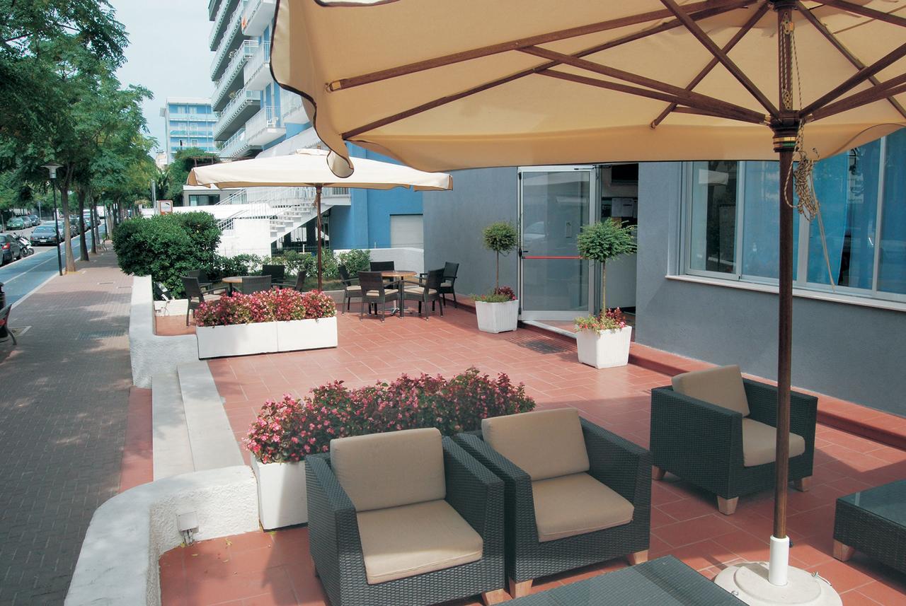 Hotel Embassy Pesaro Bagian luar foto