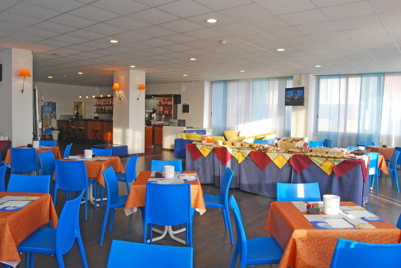 Hotel Embassy Pesaro Bagian luar foto