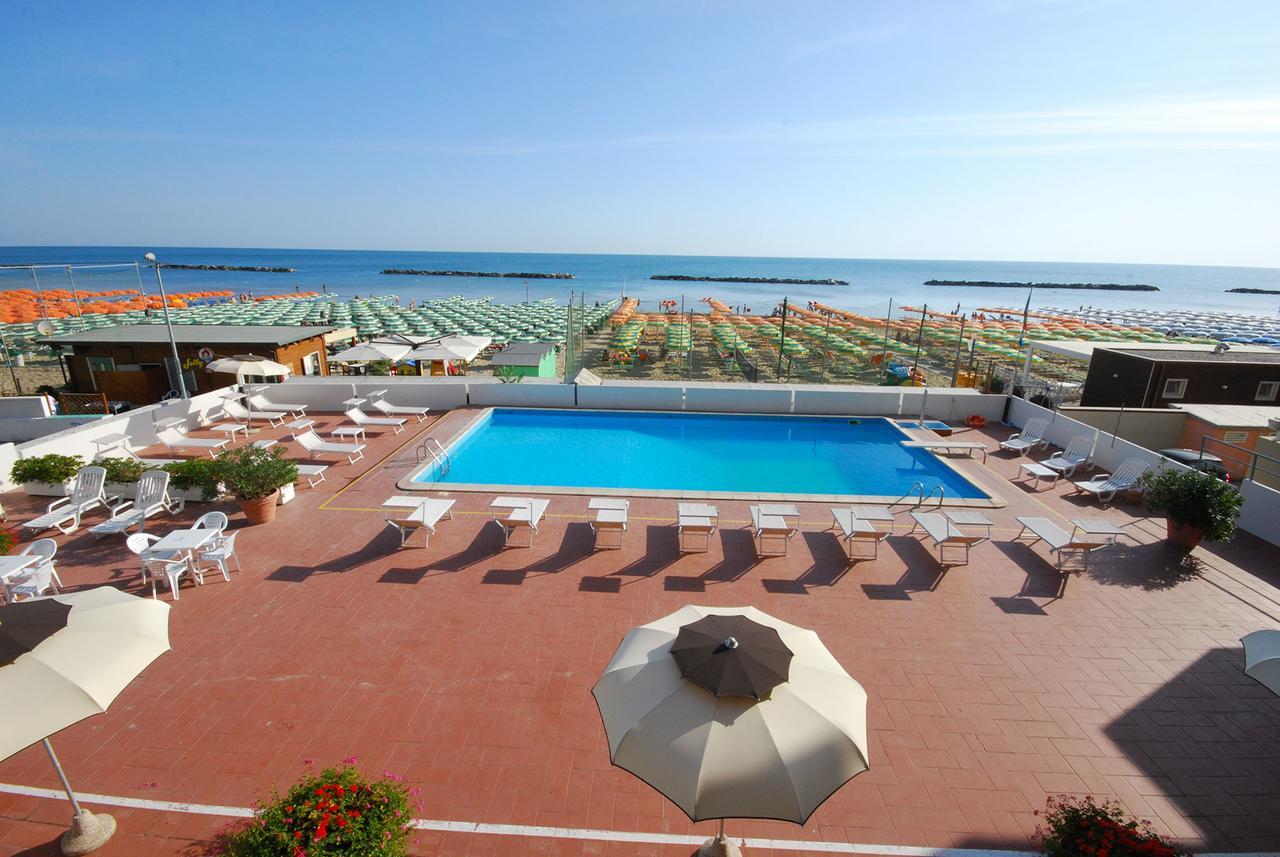 Hotel Embassy Pesaro Bagian luar foto